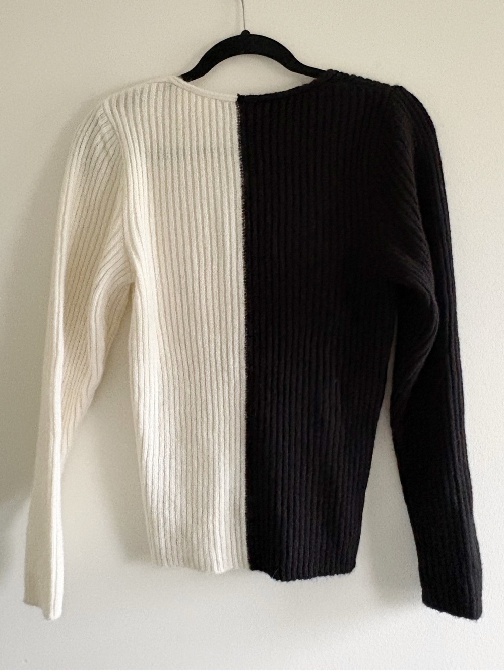 ZARA Black & White Split Ribbed V-Neck Sweater - Picture 2 of 5